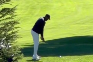 抽空过把瘾！在今日湖勇大战赛前，老詹还跑去打高尔夫了！